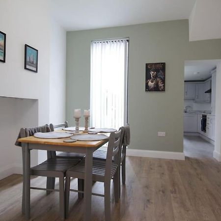 Villa House In The Gaeltacht Quarter à Belfast Extérieur photo