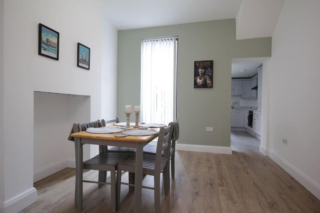 Villa House In The Gaeltacht Quarter à Belfast Extérieur photo