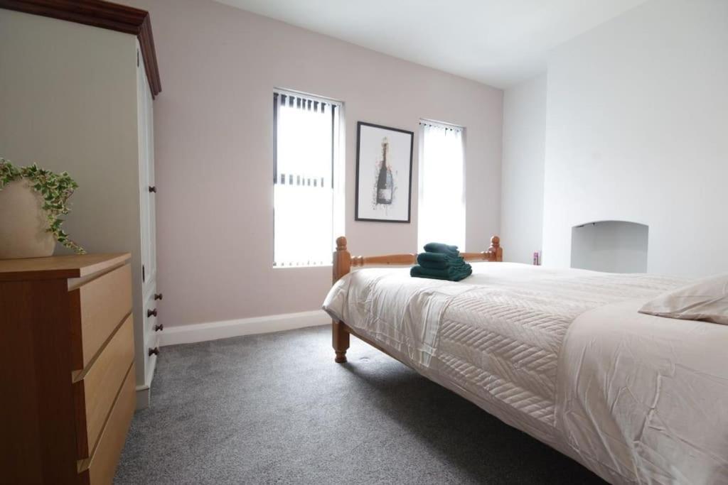 Villa House In The Gaeltacht Quarter à Belfast Extérieur photo