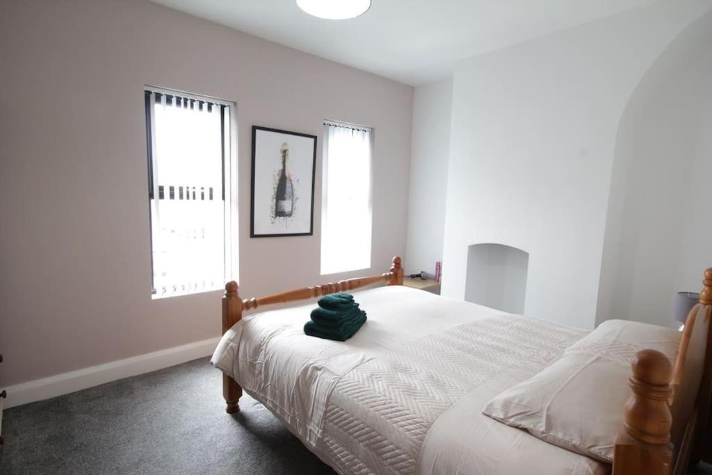 Villa House In The Gaeltacht Quarter à Belfast Extérieur photo